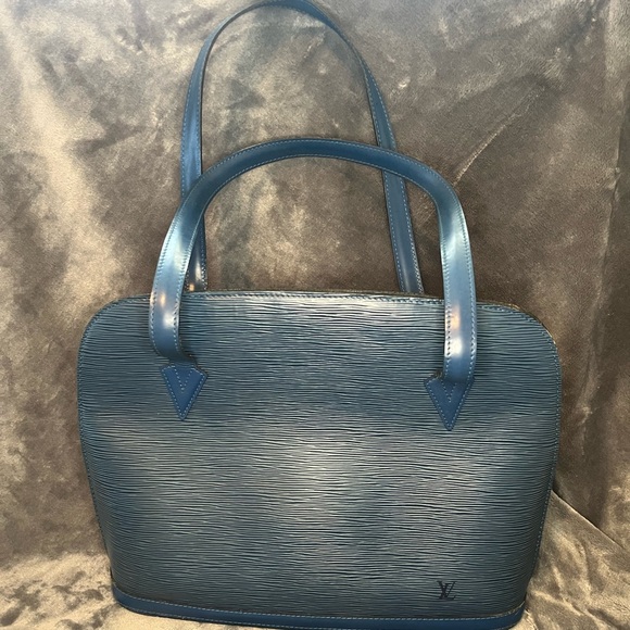 BUY MY CLOSET- MOVING SALE. Need to find a new home for all my lovelies! OFFER?! - Picture 5 of 9